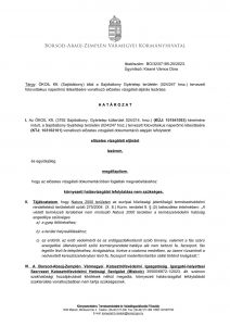 Közlemény Iktatószám: BO/32/07185-25/2023. Ügyintéző: Kissné Vámos Dóra Tárgy: ÖKOIL Kft. (Sajóbábony) által a Sajóbábony Gyártelep területén (024/247 hrsz.) tervezett fotovoltaikus naperőmű létesítésére vonatkozó előzetes vizsgálati eljárás lezárása H A T Á R O Z A T I. Az ÖKOIL Kft. (3792 Sajóbábony, Gyártelep külterület 024/214. hrsz.) (KÜJ: 101941093) kérelmére indult, a Sajóbábony Gyártelep területén (024/247 hrsz.) tervezett fotovoltaikus naperőmű létesítésére (KTJ: 103162101) vonatkozó előzetes vizsgálati dokumentáció alapján lefolytatott előzetes vizsgálati eljárást lezárom, és egyidejűleg megállapítom, hogy az előzetes vizsgálati dokumentációban foglaltak megvalósításához környezeti hatásvizsgálat lefolytatása nem szükséges. II. Tájékoztatom, hogy Natura 2000 területen az európai közösségi jelentőségű természetvédelmi rendeltetésű területekről szóló 275/2004. (X. 8.) Korm. rendelet 9. § (2) bekezdése értelmében: „A védett természeti területnek nem minősülő Natura 2000 területen a természetvédelmi hatóság engedélye szükséges a) a gyep feltöréséhez; b) a terület helyreállításához; c) az erdőről, az erdő védelméről és az erdőgazdálkodásról szóló törvény, valamint a fás szárú energetikai ültetvényekről szóló kormányrendelet hatálya alá nem tartozó fa, facsoport, fás legelőn lévő fa telepítéséhez, kivágásához, kivéve a csatorna medrében, az üzemi vízszintnél a nedvesített keresztszelvényben lévő fa, facsoport mederfenntartási céllal történő kivágását;”. III. A Borsod-Aba új-Zemplén Vármegyei Katasztrófavé delmi Igazgatóság Igazgató-helyettesi Szervezet Katasztrófavédelmi Hatósági Szolgálat (Miskolc) 35500/6872-1/2023. ált. számon szakhatósági hozzájárulását kikötések nélkül megadta, környezeti hatásvizsgálat lefolytatását szakterülete vonatkozásában nem tartja szükségesnek. 2 IV. Fentieknek megfelelően az alábbi paraméterekkel rendelkező beruházás környezeti hatásvizsgálat lefolytatása nélkül megkezdhető, annak megvalósításához környezetvédelmi engedély beszerzését nem írom elő: A beruházás által érintett terület Sajóbábony Gyártelep területén a 024/247 hrsz.-ú ingatlan. A beruházás által igénybe veendő összes terület: 12.000 m2. A sajóbábonyi ipartelepen levő létesítmények villamosenergia-fogyasztásának csökkentése érdekében az ÖKOIL Alapanyag Előállító és Kereskedelmi Kft. napelemes kiserőművet kíván telepíteni. A fotovoltaikus rendszer kb. 12000 m2 földterületen, domboldalra kerül telepítésre. A monokristály technológiás napelem táblák dél-keleti és dél-nyugati tájolással kerülnek telepítésre. Az erőmű területén lesz elhelyezve 1 db BHTR állomás, amibe közvetetten csatlakoznak az energiaátalakítást végző inverterek. A rendszerhez tartozó fő egységek:  Napelem modulok: 2824 db Trina TSM-425 DE09R.08 (Pn = 425 W)  Talajhoz rögzített tartószerkezet  Hálózati inverter: 8 db Huawei SUN2000-115KTL-M2  Hálózati inverter: 2 db Huawei SUN2000-40KTL-M3  Inverterek DC elosztószekrénye: 10 db  Inverterek AC elosztószekrénye: 10 db  Betonházas transzformátorállomás: 1 db KSW36-25/Siemens 1250 kVA (0,4 kV-os kapcsolótér, 1250 kVA 22/0,4 kV-os transzformátor, 22 kV-os kapcsolótér)  Középfeszültségű földkábel: 1 db NA2XS(F)2Y 12/22 kV 3x1x150 mm2  Meglevő alállomásban új leágazás kiépítése. A napelemek inverterei közvetve a földterületen telepítésre kerülő új BHTR állomás 0,4 kV-os oldalán fognak csatlakozni. A BHTR állomás a 92239 sz. 22 kV-os kapcsolóállomásba 22 kV-os földkábelen csatlakozik. A kapcsolóállomásban a kábel fogadására a 26. sz. mező lett kijelölve, melynek átalakítása szükséges. A BHTR állomástól induló NA 2XS(F)2Y 3x1x150 mm2 KOF földkábel mintegy 1350 méteres nyomvonal hosszúságon lesz fektetve földsávban, egészen a kapcsolóállomásig. A berendezés főbb villamos paraméterei:  Maximális feszültség: 24 kV  Névleges feszültség: 22 kV  Névleges áram: 200 A  A gyűjtősín névleges árama: 630 A  Névleges frekvencia: 50 Hz  Ipari frekvenciás próbafeszültség: 50 kV/1 perc  Lökő próbafeszültség: 125 kV  Termikus határáram: 16 kA  Termikus időhatár: 1 s  Ívállósági osztály: IAC-AFL-16kA/1s  SF6 gáz tank IP védettsége: IP67  Kábeltér fedél és kezelői oldal IP védettsége: IP3X  Szín: RAL 7047. Feszültség alá helyezés, villamos próbák várható kezdete: 2024. III. n. év. Hálózatra kapcsolás várható időpontja: 2024. III. n. év. 3 A tevékenység végzéséből várható hatásterület: ◦ Levegővédelmi szempontból: A telepítés minimális földmunkával jár, ennek következtében az ebből eredő porterhelés is minimális. A munkálatok igen rövid idejű és kis mennyiségű, kis koncentrációjú levegőterhelést okoznak, ami a munkálatok végeztével megszűnik. Az építési terület max. 40 m-es sávjában korlátozott terjedéssel lehet fokozottabb porterhelés a lábazatok beépítése folyamán. ◦ Zajterhelés elleni védelmi szempontból: Az üzemelési időszakban a hatásterület 33 m-re adódik. A hatásterületen nincsenek zajtól védendő objektumok. V. A határozat alapjául szolgáló előzetes vizsgálati dokumentációt és kiegészítéseit az Mendikás Kft. (3545 Miskolc, Kazinczy u. 28) készítette 2023. szeptember havi keltezéssel. VI. A határozatot egyidejűleg megküldöm az eljárásban részt vett Önkormányzat Jegyzőjének azzal, hogy a megküldéstől számított 10 napon belül gondoskodjon a határozat teljes szövegének közterületen, és helyben szokásos egyéb módon való közzétételéről. A közzétételről Hatóságomat a közzétételt követő 5 napon belül tájékoztatni kell. VII.  A határozat érvényességi ideje 2 év.  A határozat egyéb engedélyek beszerzési kötelezettsége alól nem mentesít.  Jelen határozat alapján kizárólag az IV. pontban meghatározott létesítmény engedélyezése kezdeményezhető, ettől eltérően megvalósuló létesítményre a határozat nem vonatkozik, így az nem engedélyezhető. VIII. Jelen eljárás 250 000,- Ft igazgatási szolgáltatási díj-köteles, amely az ÖKOIL Kft. (3792 Sajóbábony, Gyártelep külterület 024/214. hrsz.) által 2023. október 24-én befizetésre került. IX. Döntésem ellen közigazgatási úton jogorvoslatnak helye nincs, az a közléssel véglegessé válik. A sérelmező ügyfél részére – a rá vonatkozó rendelkezés tekintetében, jogszabálysértésre hivatkozva, a kézhezvételtől számított 30 napon belül a Miskolci Törvényszékhez címzett, de a vitatott cselekményt megvalósító közigazgatási szervhez benyújtott keresettel – közigazgatási peres út áll rendelkezésre. A jogi képviselővel eljáró fél, valamint a belföldi gazdálkodó szervezet a keresetlevelet elektronikus úton, a https://epapir.gov.hu elérhetőségen keresztül nyújthatja be a közigazgatási döntést hozó szervnél. A jogi képviselő nélkül eljáró természetes személy – amennyiben ügyfélkapuval rendelkezik – választhatja a https://epapir.gov.hu elérhetőségen az elektronikus úton történő keresetlevél benyújtását, azonban ha ezzel a lehetőséggel nem kíván élni, vagy a feltételek nem adottak, úgy papír alapon is benyújthatja keresetlevelét a közigazgatási döntést hozó szervnél, illetve ajánlott küldeményként postára adhatja a Borsod-Abaúj-Zemplén Vármegyei Kormányhivatal Környezetvédelmi, Természetvédelmi és Hulladékgazdálkodási Főosztály, 3530 Miskolc, Mindszent tér 4. sz. alatti címére. A kereset benyújtásának a közigazgatási cselekmény hatályosulására nincs halasztó hatálya, azonban az ügyfél azonnali jogvédelem iránti kérelmet is előterjeszthet. A közigazgatási peres eljárásban a felperest tárgyi illetékfeljegyzési jog illeti meg, pervesztessége esetén azonban viselni tartozik a bírósági eljárási illetéket. A bíróság a pert – főszabályként – tárgyaláson kívül bírálja el, a felek bármelyikének kérelmére azonban tárgyalást tart. A tárgyalás tartását az ügyfél a keresetlevélben kérheti. Ennek elmulasztása miatt igazolásnak nincs helye. 4 I N D O K O L Á S Az ÖKOIL Kft. (3792 Sajóbábony, Gyártelep külterület 024/214. hrsz.) EPAPIRJS_ 0034_2_1474_20230920_074338 számon benyújtott kérelmében a Sajóbábony Gyártelep területén (024/247 hrsz.) naperőmű létesítésére vonatkozóan előzetes vizsgálati eljárást kezdeményezett a Borsod-Abaúj-Zemplén Vármegyei Kormányhivatal Környezetvédelmi, Természetvédelmi és Hulladékgazdálkodási Főosztályán. Kérelméhez csatolta a Mendikás Kft. (3545 Miskolc, Kazinczy u. 28) által készített előzetes vizsgálati dokumentációt és kiegészítéseit. A beruházás a környezeti hatásvizsgálati és az egységes környezethasználati engedélyezési eljárásról szóló 314/2005. (XII. 25.) Korm. rendelet (a továbbiakban: „R”) 3. számú melléklet 128. a) pontja [Egyéb, az 1-127. pontba nem tartozó építmény vagy építmény együttes beépített vagy beépítésre szánt területen 2 ha területfoglalástól] hatálya alá tartozik, és a környezetvédelmi hatóság döntésétől függően környezeti hatásvizsgálat köteles. A Rend. 3. § (1) bekezdés a) pontja alapján „A környezethasználó ... előzetes vizsgálat iránti kérelmet köteles benyújtani a környezetvédelmi hatósághoz, ha olyan tevékenység megvalósítását tervezi, amely a 3. számú mellékletben szerepel.” Az eljárás során a környezetvédelmi, természetvédelmi és hulladékgazdálkodási hatóság vizsgálja, hogy a tervezett tevékenység megvalósításából származhatnak-e jelentős környezeti hatások, amennyiben igen, dönt a környezeti hatásvizsgálat szükségességéről, a környezeti hatástanulmány tartalmi követelményeiről. Ha NATURA 2000 területre jelentős környezeti hatás várható, a környezeti hatástanulmány tartalmi követelményeit az európai közösségi jelentőségű természetvédelmi rendeltetésű területekről szóló jogszabályban a hatásbecslési dokumentáció tartalmát meghatározó előírások figyelembevételével írja elő. Ha nem feltételezhető jelentős környezeti hatás, tájékoztatást ad a tárgyi létesítménnyel kapcsolatos, hatáskörébe tartozó egyéb engedélyek megszerzésének szükségességéről. Ha az előzetes vizsgálati dokumentáció változatokat tartalmazott, megjelöli azon változato(ka)t, melyek létesítését megfelelő körülmények között lehetségesnek tartja. A létesítést kizáró ok esetén megállapítja, hogy a tevékenység kérelem szerinti megvalósítására engedély nem adható. Amennyiben fentiek érdemi tisztázására nem áll elegendő információ a hatóság részére, az 1995. évi LIII. tv. Kt. 91/B. § (1) bek. szerint határidő megjelölésével, a mulasztás jogkövetkezményeire történő figyelmeztetés mellett adatpótlásra hívja fel a kérelmezőt. A beadvány alapján 2023. szeptember 20-án előzetes vizsgálati eljárás indult. Az ügyfél részére a teljes eljárásra történő áttérésről az általános közigazgatási rendtartásról szóló 2016. évi CL. törvény (Ákr.) 43. § (2) bekezdése értelmében BO/32/07185-2/2023. számon 2023. szeptember 26-án értesítést küldtem. A beadvány áttekintését követően megállapítottam, hogy az formai szempontból hiányos, ezért BO/32/07185-21/2023. számon hiánypótlási felhívást adtam ki az eljárás igazgatási szolgáltatási díjának befizetése céljából. Az ÖKOIL Kft. (3792 Sajóbábony, Gyártelep külterület 024/214. hrsz.) 2023. október 24-én a környezetvédelmi és természetvédelmi hatósági eljárások igazgatási szolgáltatási díjairól szóló 14/2015. (III. 31.) FM rendelet 1. számú melléklet 35. pontja szerinti 250 000,- Ft (azaz kettőszázötvenezer forint) igazgatási szolgáltatási díjat megfizette. 5 Az eljárás során a környezetvédelmi és természetvédelmi szempontok mellett vizsgáltam a környezetvédelmi hatósági és igazgatási feladatokat ellátó szervek kijelöléséről szóló 624/2022. (XII. 30.) Korm. rendelet 11. § (1) bekezdésében foglaltak értelmében e rendelet 3. számú melléklet 3., 4., 5., 6., 8. és 17. pontjaiban szereplő szakkérdéseket. A dokumentációban foglaltak alapján a Borsod-Abaúj-Zemplén Vármegyei Kormányhivatal az alábbiakat állapította meg: Környezetvédelmi, természetvédelmi és hulladékgazdálkodási hatáskörben A dokumentáció készítői rendelkeznek az előzetes vizsgálati dokumentáció részszakterületeire vonatkozó szakértői jogosultsággal, a kérelmező az erre vonatkozó igazolásokat benyújtotta. Az előzetes vizsgálati dokumentáció kielégíti a „R” 4. számú mellékletének tartalmi követelményeit. A tervezett tevékenység kapcsán környezetvédelmi, természetvédelmi és hulladékgazdálkodási szempontból jogszabályi okból kizáró ok nem merült fel. A Rend. 5. számú mellékletében felsorolt szempontok és az előzetes vizsgálati dokumentáció alapján jelentős hatások nem feltételezhetőek az alábbiakban részletezettek szerint. Levegőtisztaság-védelmi szempontból A benyújtott előzetes vizsgálati dokumentáció levegőtisztaság-védelmi szempontból megfelel a környezeti hatásvizsgálati és az egységes környezethasználati engedélyezési eljárásról szóló 314/2005. (XII. 25.) Korm. rendelet 4. sz. mellékletében foglalt tartalmi követelményeknek. Környezeti hatásvizsgálati eljárás lefolytatása levegőtisztaság-védelmi szempontból a 314/2005. (XII. 25.) Korm. rendelet 5. számú mellékletének figyelembevételével a dokumentációban foglaltak alapján nem szükséges. Az előzetes vizsgálati dokumentációban bemutatásra került a tevékenység, valamint annak várható hatása a környezet levegőminőségi állapotára. A sajóbábonyi ipartelepen levő létesítmények villamosenergia-fogyasztásának csökkentése érdekében az ÖKOIL Alapanyag Előállító és Kereskedelmi Kft. napelemes kiserőművet kíván telepíteni. A fotovoltaikus rendszer kb. 12000 m2 földterületen, domboldalra kerül telepítésre. A monokristály technológiás napelem táblák dél-keleti és dél-nyugati tájolással kerülnek telepítésre. Az erőmű területén lesz elhelyezve 1 db BHTR állomás, amibe közvetetten csatlakoznak az energiaátalakítást végző inverterek. A dokumentációban foglaltak alapján a tervezett fotovillamos rendszer a nap sugárzási energiáját felhasználva elektromos egyenáramot (DC) állít elő, melyet az áramátalakító berendezés, inverter alakít szinuszos jelalakú 230 V, 50 Hz váltakozó árammá (AC). Az így kialakult elektromos teljesítmény – hasonlóan a szolgáltatói rendszerhez – bármilyen elektromos berendezés ellátására használható. A megtermelt elektromos energiát a megrendelő saját belső hálózatában kívánja felhasználni, az esetleges maradék elektromos energiát pedig a hálózatba visszatermelni. A napelemes rendszer névleges villamos AC teljesítménye 1000 kW. A tervezett munkálatok engedélyezési eljárásának befejezését követően a munkavégzés megkezdődik (várhatóan 2024. I. negyedévben). A munkálatok időtartama kb. 6 hónap, a munkavégzés csak nappali (06-22 óra) időszakban történik. A létesítést követően a működési szakasz azonnal megindul, időtartamát a beépített anyagok elöregedése határozza meg. 6 A tervezett létesítmény kivitelezése során a földmunkavégzés jár jelentősebb terheléssel, míg a szállítás környezetterhelése ettől lényegesen elmarad. A levegőbe kerülő szennyező gázok mennyisége a munkagépek üzemanyag-felhasználásából és a fajlagos szennyezőanyag kibocsátásból került kiszámításra. Maximális környezetterhelés akkor jelentkezik, ha a munkaterületen az összes munkagép egy időben, egymás közelében dolgozik, illetve járó motorú tehergépkocsi van a közelükben. Ez összesen 62 l/h (54 kg/h) üzemanyag felhasználást jelent. A betonházas transzformátor állomás kiépítése, a terület előkészítési, földkábel fektetési munkáinak elvégzése során jelentkezhet minimális mértékű porkibocsátás. A különböző munkafázisok egymástól elkülönülve zajlanak, így a számításokat a legnagyobb terheléssel járó folyamatra végezték el (jelen esetben a földmunkavégzés), a többi ennél bizonyosan kisebb hatással lesz a környezetére. A kivitelezés során jelentkező környezetterhelés a földmunkák elvégzése közben, a távolság függvényében, valamint a 306/2010 (XII. 23) Kormányrendelet 2. § 14. pontja szerinti elvégzett számítások alapján a nyomvonal-áthelyezés hatásterületének határa a megbolygatott terület határától 40 m-re található. A szállításból fakadó környezetterhelés a távolság függvényében, az úttengelytől számított 1 m távolságban a háttérszennyezés és a mederáthelyezés következtében megnőtt közlekedésből származó levegőterhelés együttes nagysága is jóval alatta marad a légszennyezettségi határértékeknek; nagyobb távolságban a szennyezettség még tovább csökken. A szállítás hatásterületének határa az út tengelyétől 30 m-re található. A telepítési szakaszban az építési elemek, anyagok helyszínre történő szállításának következtében fellépő kamion többlet (10 db/nap) minimális emisszió növekedéssel jár, amely mértékénél fogva nem jár érzékelhető emisszió változással. A telepítés minimális földmunkával jár, ennek következtében az ebből eredő porterhelés is minimális. A munkálatok igen rövid idejű és kis mennyiségű, kis koncentrációjú levegőterhelést okoznak, ami a munkálatok végeztével megszűnik. Az építési terület max. 40 m-es sávjában korlátozott terjedéssel lehet fokozottabb porterhelés a lábazatok beépítése folyamán. A naperőmű üzemeltetése során nincs légszennyező anyag kibocsátás. A fentiek alapján megállapítható, hogy levegőtisztaság-védelmi szempontból jelentős környezeti hatással nem kell számolni, környezeti hatásvizsgálati eljárás lefolytatása levegőtisztaság-védelmi szempontból nem indokolt. Zaj- és rezgésvédelmi szempontból A Mendikás Kft. (Miskolc) által összeállított előzetes vizsgálati dokumentációban számítás alapján mutatta be a tervezett munkálatokból származó környezeti zajterhelés várható mértékét. A tervezett naperőmű park Sajóbábony község külterületén, a 024/247 helyrajzi számú ingatlanon épül meg. A tervezett beruházás során megvalósul a napelemes rendszer, a rendszer középfeszültségű csatlakoztatásához telepítendő 1 db betonházas transzformátorállomás (BHTR) és 1 db 22 kV-os földkábel 1150 m hosszban. A fotovoltaikus rendszer kb. 12000 m2 földterületen, domboldalra kerül telepítésre. A napelemes rendszer névleges villamos AC teljesítménye 1000 kW. 7 A kivitelezés A munkavégzés során csak nappali (06-18 óra) időszakban történő tevékenységgel kell számolni. Az építési munka időtartama „1 hónap felett 1 évig”. Az ismertetett feltételek alapján a 27/2008. (XII. 3.) KöM-EüM együttes rendelet 2. mellékletben meghatározott határértékek közül a vizsgált esetre: LTH(nappal) = 70 dB(A) Az építési munka során a 8 órás megítélési időre vonatkozó hangteljesítményszintek összesen a naperőmű, betonházas transzformátorállomás építése során: Az építési munka során a 8 órás megítélési időre vonatkozó hangteljesítményszintek összesen a kábelfektetés során: A naperőmű, transzformátorállomás építésének, valamint a kábelfektetésnek a helyszínei egy időben a védendő épülethez legközelebbi pontban lennének, az összes hangnyomásszint 43,9 dB lenne. Megállapítható, hogy megadott eszközökkel végzett létesítési tevékenység során fellépő hangnyomásszint a legközelebbi létesítés területe – védendő épület helyzetnél nem haladja meg az előírt LTH = 70 dB zajterhelési határértéket. A szállítás Szállítási tevékenység csak a létesítési munkálatok során lesz. Várható nagyságrendje legfeljebb 5 forduló/nap, azaz 10 jármű/nap tehergépkocsi (kamion)forgalom a 25138 számú közúton - mely a 26 számú utat Sajóbábonnyal köti össze. Ezért a szállítás során kialakuló hangnyomásszint növekedés minimális mértékű lesz. Megállapítható, hogy a szállítás nem okoz jelentős zajterhelés növekedést a környékbeli útszakaszokon. A közúti szállítmányozás a kapcsolódó közutak környezetében 3 dB-nél kisebb zajterhelés változást okoz, így a 284/2007 (X. 29.) Korm. rendelet 7 §. (1) pontja alapján hatásterület nem jelölhető ki. Üzemelés során a rendszeres ellenőrzés, valamint a ritkán előforduló karbantartás miatt a dolgozók személykocsival közelítik meg a napelemes erőművet, melyből adódó zajterhelés elhanyagolható. Az üzemelés A zajkibocsátás a KSW36-25/Siemens 1250 kVA betonházas transzformátorállomástól és a 10 db invertertől fog származni. A KSW36-25/Siemens 1250 kVA betonházas transzformátorállomás hangteljesítményszintje annak műszaki leírása alapján alapján: LWA = 45 dB(A) A tervezett inverterek hangteljesítmény szintje 8db 65 dB(A) és 2 db 50 dB(A). Eredő hangteljesítményszint: 74,1 dB 8 Megállapítható, hogy a létesítmény működése során fellépő hangnyomásszint a legközelebbi védendő épületnél kielégíti az LTH = 50 dB zajterhelési határértéket. Összességében megállapítható, hogy a hatásterületen nincsenek zajtól védendő objektumok. Zajkibocsátási határérték megállapítása nem indokolt. A fentiek alapján zajvédelmi szempontból kizáró ok nem merül fel, jelentős környezeti hatások nem várhatóak, ezért környezeti hatásvizsgálati eljárás lefolytatása zajvédelmi szempontból nem indokolt. Földtani közeg védelme szempontjából Az ÖKOIL Alapanyag Előállító és Kereskedelmi Kft. (3792 Sajóbábony, Gyártelep külterület 024/214 hrsz.) a villamosenergia-fogyasztásának csökkentését tervezi napelemes kiserőmű telepítésével. A fotovoltaikus rendszer kb. 12000 m2 földterületen domboldalra kerül telepítésre. A megtermelt elektromos energiát a megrendelő saját belső hálózatában kívánja felhasználni, az esetleges maradék elektromos energiát pedig a hálózatba visszatermelni. A napelemes rendszer névleges villamos AC teljesítménye 1000 kW. A napelemek és tartószerkezeteik az ingatlanon levő tározók beton fedéseire és földterületre kerülnek rögzítésre. A napelemes kiserőmű inverterei által 0,4 kV-on megtermelt energiát 22 kV-osra kell átalakítani, hogy a felhasználási helyre eljuthasson. Emiatt telepítésre kerül az erőmű közvetlen közelében egy 1250 kVA névleges teljesítményű transzformátor a hozzá tartozó betonházas transzformátorállomással (BHTR). A napelemek inverterei közvetve a földterületen telepítésre kerülő új BHTR állomás 0,4 kVos oldalán fognak csatlakozni. A BHTR állomás a 92239 sz. 22 kV-os kapcsolóállomásba 22 kV-os földkábelen csatlakozik. A kapcsolóállomásban a kábel fogadására a 26. sz. mező lett kijelölve, melynek átalakítása szükséges. A BHTR állomástól induló NA 2XS(F)2Y 3x1x150 mm2 KOF földkábel mintegy 1350 méteres nyomvonal hosszúságon lesz fektetve földsávban, egészen a kapcsolóállomásig. Meglevő nyomvonal keresztezésnél védőcsövezés, illetve a hatályos biztonsági távolságokra vonatkozó előírások betartása kötelező. A munkavégzéshez vízellátási igény nem merül fel, a megvalósítás során szennyvíz nem keletkezik. A tevékenység sem a felszíni-, sem a felszín alatti vízkészlettel, víztestekkel nem kerül kapcsolatba, ezáltal a tevékenység során a vizek állapotromlását okozó, kedvezőtlen környezeti hatások nem lépnek fel. A tervezett tevékenység megvalósítása a benyújtott dokumentáció alapján földtani közeg védelmi érdeket nem sért, jelentős hatást nem generál. Természet- és tájvédelmi szempontból A Sajóbábony 024/247 hrsz.-ú ingatlan országos jelentőségű védett, védelemre tervezett természeti területet, ex lege védett területet, természeti emléket, barlangi felszíni védőövezetet nem érint, de az ingatlan része a 275/2004. (X. 8.) Korm. rendeletben (továbbiakban „R”) kihirdetett és a 14/2010. (V. 11.) KvVM rendelet mellékleteiben közzétett Natura 2000 hálózathoz tartozó Bükk hegység és peremterületei elnevezésű, HUBN10003 nyilvántartási számú különleges madárvédelmi területnek és a Magyarország és egyes kiemelt térségeinek területrendezési tervéről szóló 2018. évi CXXXIX. törvényben (továbbiakban: Otrt.) kijelölt országos ökológiai hálózat pufferterület övezetének. A Bükki Nemzeti Park Igazgatóság 3408/1/2023. számon nyújtott adatszolgáltatást tárgyi ügyben: „A tervezési területen, a KÖRNY-ACE Kft. (Miskolc) megkeresésére a 3991/1/2022. számú adatszolgáltatásunkban az alábbi védett növényfajok előfordulásáról adtunk tájékoztatást: bíboros kosbor (Orchis purpurea), csinos árvalányhaj (Stipa pulcherrima), magyar zergevirág (Doronicum hungaricum). Az árvalányhaj fajok nagyobb egyedszámú előfordulásban ismertek. Régebbi adatok alapján a védett növényfajok közül a tervezési területen előfordult még a fehér törpezanót (Chamaecytisus albus) és a csillagőszirózsa (Aster amellus). A tervezési területen az alábbi értékes, lokális jelentőségű növényfajok előfordulása is ismert: magyar aszat (Cirsium pannonicum), foltos véreslapu (Hypochoeris maculata), parlagi rózsa (Rosa gallica), bárányüröm (Artemisia pontica), tömött 9 lórom (Rumex confertus), kőmagvú gyöngyköles (Lithospermum officinale). Az utóbb felsorolt növényfajok nem védettek, de jelenlétükkel az élőhely természetességét jelzik. A jelzett növények mindegyike száraz, napfényes élőhelyekre jellemzőek, a teljes leárnyalást nem viselik el. A területen ismert lósóska fajok (Rumex sp.) a védett tűzlepkék tápnövényei (pl. ibolyás tűzlepke (Lycaena alciphron), nagy tűzlepke (Lycaena dispar), így ezen fajok előfordulása is valószínű. A tervezési terület közvetlen környezetéből az alábbi védett és fokozottan védett állatfajok előfordulásáról rendelkezünk adattal: erdei pinty (Fringilla coelebs), kígyászölyv* (Circaetus gallicus), darázsölyv (Pernis apivorus)*, széncinege (Parus major), fekete rigó (Turdus merula), csuszka (Sitta europaea), nagy fakopáncs (Dendrocopos major) és az Európai Unióban természetvédelmi szempontból jelentős seregély (Sturnus vulgaris). A tervezési terület cserjés részein további védett és/vagy közösségi jelentőségű madarak fészkelése is előfordulhat (pl. tövisszúró gébics* /Lanius collurio/, karvalyposzáta* /Sylvia nisoria/ stb.). A fentebbi listában szereplő madarak általában pihenő és táplálkozó területként használhatják a tervezési ingatlanokat, de az énekesmadarak fészkelése előfordulhat. A tervezési területtől kb. 600 m-re a fokozottan védett békászó sas* (Aquila pomarina) régebben ismert fészkelőhelye található. A tervezési területtől kb. 1500 m-re a fokozottan védett fekete gólya* (Ciconia nigra) ismert fészkelőhelye található. (A *-gal jelezett fajok a Natura 2000 terület jelölő fajai.)” A „R” 4. § (1) bekezdése szerint a Natura 2000 területek lehatárolásának és fenntartásának célja az azokon található, a „R” 1-3. számú mellékletekben meghatározott fajok és a „R” 4. számú mellékletben meghatározott élőhelytípusok kedvező természetvédelmi helyzetének megőrzése, fenntartása, helyreállítása, valamint a Natura 2000 területek lehatárolásának alapjául szolgáló természeti állapot, illetve a fenntartó gazdálkodás feltételeinek biztosítása. Tekintettel arra, hogy a naperőmű területe a Natura 2000 hálózat részét képezi, a „R” 10. § (1) bekezdése alapján az előzetes vizsgálati dokumentációt, illetőleg a Natura 2000 hatásbecslési dokumentációt megvizsgáltam és megállapítottam, hogy a tervezett beruházás – mind a létesítés, mind az üzemeltetés fázisaiban – megfelel a „R” 4. § (1) bekezdésében foglaltaknak, a Natura 2000 terület jelölésének alapjául szolgáló, a „R” 1. számú mellékletében meghatározott fajok természetvédelmi helyzetére jelenős kedvezőtlen hatást nem gyakorol, védett természeti értékeket nem károsít, vagy veszélyeztet, a területre kitűzött hosszú távú természetvédelmi célok elérését nem akadályozza, ezért a „R” 4. § (1) bekezdésében meghatározottakkal nem ellentétes. A napelemtáblákra döntött állásuk miatt a napfény az év legnagyobb részében közel függőlegesen esik, ezért a visszavert fény legnagyobb része vízszintesen polarizált lesz. A polarotaxis hatására az állatok egy része a napelemtáblák által visszaszórt polarizált fényt „szuper víz”-ként érzékelhetik. A jelenség ökológiai csapdahatást eredményezhet, amely a védett állatfajok számának csökkenéséhez, vagy eltűnéséhez vezethet. A polarizált fényvisszaverést nagyban csökkenti, ha fényvisszaverést csökkentő bevonatot kapnak. Ez esetben az állatok ökológiai csapdahatást minimalizálni lehet. A továbbtervezéskor, a kivitelezés ütemezésekor szem előtt tartandó korlátozásokat a természeti értékek általános védelme érdekében, a természet védelméről szóló 1996. évi LIII. törvény. 17. § (1), 42.§ (1), (2), 43. § (1) bekezdéseiben foglaltak alapján tettem. Felhívom a figyelmet, hogy Natura 2000 területen a „R” 9. § (2). bek. értelmében egyes tevékenységek (pl. gyep feltörése, felülvetése, faültetvénnyé alakítása; az erdőtörvény hatálya alá nem tartozó fa kivágása, cserjeirtás) kizárólag természetvédelmi engedély birtokában végezhetők. A benyújtott dokumentáció az érdemi döntéshez elegendő alapul szolgál, megállapításai, javaslatai helytállóak. Összességében megállapítható, hogy a tervezett beavatkozások dokumentációban bemutatott módon történő végrehajtása a kivitelezés fázisában az élőhelyek kismértékű zavarásával jár, azonban hosszabb távon természetvédelmi szempontból is elfogadható, ezért KHV kiírása nem indokolt. 10 A védett, illetőleg Natura 2000 jelölő fajok és élőhelyeik megóvása érdekében a természetvédelmi érdekeket szolgáló részletes előírásainkat, a beavatkozások hatásainak csökkentését, megelőzését célzó időbeli, térbeli korlátozásokat, saját hatáskörben a természetvédelmi engedélyezési eljárás keretében, illetőleg a vezetékjogi létesítési engedélyezési eljárás keretében szakhatóságként tesszük meg. A fentiek miatt a kivitelezéssel járó beavatkozások, illetőleg azok ütemezése vonatkozásában, a továbbtervezéskor és a részletes engedélyezési-kivitelezési tervek kidolgozásakor az alábbi természetvédelmi célú, a beavatkozásokkal járó negatív hatásokat mérséklő korlátozások tekintendők irányadónak: 1. A munkálatokat a természeti értékek legnagyobb kíméletével szükséges végezni. 2. A munkálatok megkezdése előtt természetvédelmi szakértővel meg kell vizsgáltatni, hogy a területen találhatók-e védett növényfajok, amennyiben igen, akkor azok áttelepítésének szükségességét is. Szükség esetén a védett fajokat természetvédelmi szakértő jelenlétében és irányításával – a hatóságtól beszerzett engedély alapján – megfelelő élőhelyre át kell telepíteni az engedélyes költségére. A vizsgálatok és az áttelepítések szervezésébe, az áttelepítési helyszínek kiválasztásába a Bükki Nemzeti Park Igazgatóság szakembereit is be kell vonni. A vizsgálatokról és az áttelepítésről jegyzőkönyvet kell készíteni, melyet meg kell küldeni a természetvédelmi hatóságnak a vizsgálatokat, illetve az áttelepítést követő 10 napon belül. 3. Gépek mozgásához, megközelítéshez, közlekedéshez használatban lévő utakat, földutak vehetők igénybe. 4. A naperőmű létesítésénél a tájra jellemző felszínalakzatokat, mezodomborzati elemek megőrizendők, a tereprendezés csak a műszakilag indokolható legkisebb mértékben végezhető. 5. Az építés során szükségessé váló cserjeirtást, fakivágást fészkelési időszakon kívül, augusztus 15. és március 1. között kell végezni. 6. Az alkalmazni kívánt napelemtáblák kiválasztásánál előnyben kell részesíteni a jelenleg elérhető legkevésbé tükröző és polarizáló típusokat. 7. A naperőmű létesítése során törekedni kell a létesítmény barrier hatásának csökkentésére. Ennek érdekében a naperőmű körbekerítése esetén a kerítést úgy szükséges kialakítani, hogy az a védett állatok (pl. kétéltűek) mozgását ne akadályozza. 8. Az elektromos áram továbbítását a hálózati csatlakozóponthoz földkábelen szükséges megoldani. 9. A kiásott munkagödröket, munkaárkokat a műszaki és technológiai lehetőségek szerint a leggyorsabban vissza kell temetni. A hosszabb ideig felügyelet nélkül nyitva maradó munkagödröket, munkaárkokat megfelelő módon le kell fedni, hogy azokba állat ne eshessen bele. 10. A kiásott munkagödrökbe, munkaárkokba betelepült vagy beleesett védett hüllőket, kétéltűeket, kisemlősöket naponta és a betemetés előtt ki kell menteni és megfelelő élőhelyen szabadon kell engedni. 11. A földkábel fektetése során keletkező felesleges földhulladékot védett természeti területen, Natura 2000 gyepterületen deponálni, elhelyezni tilos. 12. Az elkerülhetetlen elektromos szabadvezetékek, és szabad elektromos csatlakozások (pl. transzformátor) esetén a védett madarak áramütés elleni védelmét biztosító megoldások alkalmazása szükséges. 13. A védett és fokozottan védett madarak megóvásának érdekében a naperőművön áthaladó és a környezetében található villamoshálózat szabad vezetékeire madár elterelő berendezések kihelyezése szükséges. 14. A kivitelezéshez és az üzemeltetéshez a megvilágítás tervezésénél az országos településrendezési és építési követelményekről szóló 253/1997. (XII. 20.) Korm. rendelet 54. § (2) bekezdés d) pontja előírásait figyelembe kell venni. 11 15. Az esetlegesen szükséges kültéri megvilágítás kialakításakor az élővilágra legkevésbé káros hatást gyakorló színösszetételű és színhőmérsékletű fényforrások alkalmazása szükséges. A fényforrások teljes teljesítményük legfeljebb 25%-át sugározzák az 550 nm alatti hullámhossztartományban. Legfeljebb 2700 K színhőmérsékletű LED-es fényforrások használata lehetséges. A fényt kizárólag a megvilágítandó területre szükséges irányítani. Biztosítani kell a lámpatestek esetében a 0 vagy ahhoz nagyon közeli ULOR értéket: a horizont síkja feletti térrészbe ne jusson fény. 16. A beavatkozás során bolygatott felszíneket a munkák befejezése után helyre kell állítani. 17. A bolygatott felszínek helyreállítása után az inváziós és allergén növényfajok megjelenését, megtelepedését, terjedését a beavatkozási területen, szükség esetén, kaszálással meg kell akadályozni. 18. Az özönnövények kaszálását a növények terméseinek (magjainak) beérése előtt, július, augusztus hónapra időzítetten szükséges elvégezni, a további területek megfertőzésének elkerülése érdekében. A levágott virágzó hajtások kényszer magérlelését is szükséges megakadályozni (pl. földtakarás alkalmazásával). 19. Legkésőbb az építési engedélyezési eljárás indításáig monitorozási tervet szükséges készíteni, amellyel vizsgálni kell a naperőmű poláros és nem poláros fényszennyezést, polarotaxist kiváltó hatásának mértékét, a környékbeli madarak, denevérek esetleg más állatok (pl. rovarok) viselkedését, a létesítménynek ezek állományaira gyakorolt kedvező, vagy kedvezőtlen hatásait. 20. Az időbeli korlátozásoktól eltérni kizárólag különösen indokolt esetben, a Bükki Nemzeti Park Igazgatóság szakembereivel a helyszínen történt előzetes egyeztetés eredményétől függően lehetséges, abban az esetben, ha a tevékenység, beavatkozás természetvédelmi érdekek sérülése nélkül megvalósítható. Az egyeztetésről jegyzőkönyvet kell felvenni és a természetvédelmi hatóságnak meg kell küldeni. 21. A naperőmű élővilágra gyakorolt hatásainak megfigyelése érdekében szükséges, hogy az üzemeltető tegye lehetővé, hogy a naperőmű elkerített területére előzetes egyeztetés után a Bükki Nemzeti Park Igazgatóság természetvédelmi szakembere megfigyelések végzése céljából bejuthasson és ott a megfigyeléshez szükséges ideig tartózkodhasson. Éghajlatvédelmi szempontból A tevékenység nem befolyásolja a feltételezhető hatásterület alkalmazkodási képességét a klímaváltozáshoz. A terület használata megváltozik a beruházás kapcsán, melynek következtében azonban nem várható jelentős változás a környezet adaptációs képességében. Hulladékgazdálkodási hatáskörben A benyújtott dokumentációban foglaltak alapján az alábbiak kerültek megállapításra:  A kivitelezési fázis során veszélyes és nem veszélyes hulladékok egyaránt keletkezhetnek (jellemzően olajos föld, olajos rongy, veszélyes hulladékként kezelt kiselejtezett elektromos és elektronikus berendezések, számítástechnikai eszközbázishoz kapcsolódó hulladékok, kommunális hulladékok, esetlegesen bontásból származó hulladékok). A keletkező hulladékok nyilvántartásáról gondoskodnak, gyűjtésüknek tekintetében szelektív hulladékgyűjtést valósítanak meg. A keletkező hulladékok szakszerű gyűjtését, biztonságos tárolását és elszállítását a kivitelező biztosítja. Havária helyzetet jellemzően a gépek meghibásodásából eredő olajcsepegés jelenthet. Az ezt követő kármentesítési tevékenység során a 17 05 03* azonosítókóddal jelölt „veszélyes anyagokat tartalmazó föld és kövek” megnevezésű hulladék keletkezésével kell számolni, melyet a veszélyes hulladékok kezeléséről szóló 225/2015. (VIII. 07.) Korm. rendelet előírásai szerint kell kezelni.  Az üzemeltetési fázis során kisebb mennyiségű, jellemzően az esetleges meghibásodásokból eredő hulladékképződéssel kell számolni. Ezen hulladékok kezelését, tárolását, szállítását az Üzemeltető a hatályos jogszabályok figyelembevételével szabályzatban rögzíti.  A felhagyási fázis során a beépített berendezéseket, tartószerkezeteket és a kisegítő egyéb létesítményeket elbontják. Lehetőség szerint gondoskodnak a még használható berendezések, 12 alkatrészek egyéb helyszínen történő tovább felhasználásáról. A maradék anyagokat, elhasználódott berendezéseket hulladékként kezelik. A felhagyáskor képződő hulladékok mennyisége hasonló mennyiségű lesz a létesítéskor beépített anyagok mennyiségével.  A Kft. a hulladékait az azok szállítására, átvételére feljogosított, hulladékgazdálkodási engedéllyel rendelkező szervezeteknek adja át. A benyújtott dokumentáció alapján a tevékenység végzése hulladékgazdálkodási érdeket nem sért. A tevékenység nem gyakorol jelentős hatást a környezetre, ezért környezeti hatásvizsgálati eljárás lefolytatása hulladékgazdálkodási szempontból nem indokolt. A tevékenység engedélyezésével kapcsolatosan kizáró ok nem áll fenn. Hulladékgazdálkodási engedély köteles tevékenység végzése nem tervezett. Hulladékgazdálkodási szempontú szakvéleményemet a hulladékról szóló 2012. évi CLXXXV. törvény, a veszélyes hulladékokkal kapcsolatos tevékenységek végzéséről szóló 225/2015. (VIII. 7.) Korm. rendelet, az egyes hulladékgazdálkodási létesítmények kialakításának és üzemeltetésének szabályairól szóló 246/2014. (IX. 29.) Korm. rendelet, a hulladékjegyzékről szóló 72/2013. (VIII. 27.) VM rendelet, a hulladéklerakással, valamint a hulladéklerakóval kapcsolatos egyes szabályokról és feltételekről szóló 20/2006. (IV. 5.) KvVM rendelet, valamint a hulladékkal kapcsolatos nyilvántartási és adatszolgáltatási kötelezettségekről szóló 309/2014. (XII. 11.) Korm. rendelet, valamint a környezetvédelmi és természetvédelmi hatósági és igazgatási feladatokat ellátó szervek kijelöléséről szóló 624/2022. (XII. 30.) Kormányrendelet 11. § (1) bekezdésének és a 3. számú mellékletének 17. pontja figyelembe vételével adtam meg. Közegészségügyi hatáskörben: Az ÖKOIL Alapanyag Előállító és Kereskedelmi Kft. (3792 Sajóbábony, Gyártelep külterület 024/214 hrsz.) a villamosenergia-fogyasztásának csökkentését tervezi napelemes kiserőmű (1000 kW csatlakozási teljesítményű) telepítésével. A beruházás által igénybe veendő összes terület: 12.000 m2. A létesítés NATURA 2000-es területet érint, ezért a vonatkozó jogszabályok szerint előzetes vizsgálat köteles. A fotovoltaikus rendszer domboldalra kerül telepítésre. Erdő terület igénybevételére nem kerül sor. A monokristály technológiás napelem táblák dél-keleti és dél-nyugati tájolással kerülnek telepítésre. Az erőmű területén lesz elhelyezve 1 db BHTR állomás, amibe közvetetten csatlakoznak az energiaátalakítást végző inverterek (8 + 2 db). Az erőmű területén lesz elhelyezve 1 db BHTR állomás, amibe közvetetten csatlakoznak az állomás 0,4 kV-os oldalán az energiaátalakítást végző inverterek. A BHTR állomás a 92239 sz. 22 kV-os kapcsolóállomásba 22 kV-os földkábelen csatlakozik. A kapcsolóállomásban a kábel fogadására a 26. sz. mező lett kijelölve, melynek átalakítása szükséges. A rendszerhez tartozó napelem modulok száma: 2824 db. A munkálatok időtartama kb. 6 hónap, a munkavégzés csak nappali (06-22 óra) időszakban történik. Feszültség alá helyezés, villamos próbák várható kezdete: 2024. III. n. év. Hálózatra kapcsolás várható időpontja: 2024. III. n. év. A tervezési terület Borsod-Abaúj-Zemplén megyében, Sajóbábony település külterületén helyezkedik el, a Sajóbábonyi Vegyipari Park terület környezetében, „Gazdasági terület – Egyéb ipari terület” besorolású övezetben. A tervezett beavatkozás során új műtárgyként a BHTR állomás és az összeköttetést biztosító kábelrendszer említhető. A kivitelezése során egyéb létesítményt nem kell kialakítani, telepíteni a munkaterülethez kapcsolódóan. Vízvédelmi szempontból a tervezési terület kijelölt, vagy kijelölés alatt álló sérülékeny vízbázis védőterületet, illetve védőidomot nem érint, illetve nem helyezkedik el nagyvízi mederben. A közvetlen tervezési területen felszín alatti víznyerő hely(kút) nem található. A munkavállalókkal, a tevékenységgel kapcsolatos szociális, karbantartási stb. feladatok elláthatók az Ipari Park meglevő létesítményeivel. A munkaterületen a gépek, eszközök üzemanyaggal való feltöltése, olajcseréje, olajfolyást eredményező javítása tilos. A kivitelezési munkálatok során keletkező hulladékok megfelelő tárolását, gyűjtését, ártalmatlanító szervezetnek történő átadását biztosítani fogják. Levegővédelmi szempontból a tervezett létesítmény kivitelezése során a földmunkavégzés jár jelentősebb terheléssel. A betonházas transzformátor állomás kiépítése, a terület előkészítési, földkábel fektetési munkáinak elvégzése során minimális mértékű porkibocsátás jelentkezhet. Az anyagok munkaterületre szállítása aszfaltozott közlekedési úton történik. A várható hatásterület a földmunkák 13 végzésének területén a megbolygatott terület határától számított 40 m, míg a szállítási útvonalakon az úttengelytől számított 30 m. A naperőmű üzemeltetése során nincs légszennyező anyag kibocsátás. Zajvédelmi szempontból a létesítés hatásterülete mindenhol magában foglalja az üzemelés hatásterületét, a hatásterület kiterjedése a naperőmű határvonalától számított max. 64 m, míg a kábelfektetés során max. 46 m. A létesítmény közvetlen hatásterülete nem áll fedésben más üzemi, vagy szabadidős zajforrás közvetlen hatásterületével. A zajforrás hatásterületén zajtól védendő objektum nincs. A dokumentáció áttanulmányozása után megállapítottam, hogy a tervezett tevékenység során a telepítésből és a működésből jelentős környezeti hatások nem feltételezhetők, a terület közelében élő lakosság egészségügyi kockázata nem növekszik. A dokumentációban leírt környezetvédelmi intézkedések, műszaki megoldások, és kiviteli technológia biztosítja, hogy a létesítés során a káros környezeti, település-, környezet-egészségügyi és közegészségügyi hatások az alábbi szempontok és a vonatkozó jogszabályok betartásával csökkenthetők legyenek, ezért a tervezett tevékenység káros hatásai elfogadható szinten tarthatók. Az elektromos hálózatok és az ahhoz kapcsolódó berendezések létesítése és üzemeltetése során figyelembe kell venni:  a fizikai tényezők (elektromágneses terek) hatásának kitett munkavállalókra vonatkozó minimális egészségi és biztonsági követelményeiről szóló 33/2016. (XI. 29.) EMMI rendelet, valamint  a 0 Hz–300 GHz közötti frekvenciatartományú elektromos, mágneses és elektromágneses terek lakosságra vonatkozó egészségügyi határértékeiről szóló a 63/2004. (VII. 26.) ESZCSM rendelet előírásait. Felhívjuk a figyelmet az alábbiakra: 1. A kivitelezés és üzemeltetés során meg kell akadályozni a talaj, a felszíni és felszín alatti vizek, valamint a levegő szennyeződését. Száraz, szeles időben a beépítésre kerülő anyagok, és a felhasználásra nem kerülő kitermelt talaj elszállítása esetén az azokból adódó kiporzást takarással kell csökkenteni. 2. A talaj, a felszíni és felszín alatti vizek szennyeződésének elkerülése érdekében, amennyiben a létesítés, vagy üzemeltetés során veszélyes anyag szennyezés történik, annak azonnali összegyűjtéséről és kármentesítésről gondoskodni kell. 3. A tevékenység során keletkező, vagy fellelt kommunális és veszélyes hulladékokat környezetszennyezést, környezetkárosítást kizáró módon kell gyűjteni, elszállíttatásukról gondoskodni szükséges. A veszélyes hulladékok gyűjtését a hulladék fizikai, és kémiai jellegének megfelelően, elkülönítve kell végezni. 4. A dolgozók szociális víz igényének kielégítéséhez, kézmosáshoz és tisztálkodáshoz ivóvíz minőségű vizet kell biztosítani. A munkavállalók kézmosásához egyfázisú kézfertőtlenítő szappant biztosítani szükséges. 5. A kivitelezés és üzemeltetés során a dolgozók részére ivóvíz minőségű vizet, az illemhely használatot, továbbá a keletkezett szennyvíz gyűjtését és elszállítását a talaj, valamint a felszín alatti vízkészlet szennyezését kizáró módon kell biztosítani. 6. A tevékenység során felhasznált vegyi anyagokra/készítményekre vonatkozóan gondoskodni kell a kémiai biztonsági előírások betartásáról. A veszélyes anyagokkal, illetve veszélyes keverékekkel végzett tevékenységet elektronikus úton az Országos Szakrendszeri Információs Rendszer KBIR rendszeren keresztül a területileg illetékes járási hivatalnak be kell jelenteni. Fentiek alapjául a következő jogszabályi előírások szolgálnak: A felszín alatti vizek, a kitermelés előtt álló víz minőségének védelméről, az egyes védőidomokban, védőterületeken végezhető tevékenységekről a felszín alatti vizek védelméről szóló 219/2004. (VII. 21.) Korm. rendelet 8. § c) pontja, a vízbázisok, távlati vízbázisok, valamint ivóvízellátást szolgáló vízilétesítmények védelméről szóló 123/1997. (VII. 18.) Korm. rendelet 10. §-a és 14. § (1) bekezdései rendelkeznek. A földtani közeg és a felszín alatti vízszennyezéssel szembeni védelméhez szükséges határértékeit és a szennyezések mérését a 6/2009. (IV. 14.) KvVM-EüM-FVM együttes rendelet 1. § (1) 14 bekezdése a), b) pontja rögzíti. A környezeti levegő minőségének védelmére vonatkozó előírásokat a levegő védelméről szóló 306/2010. (XII. 23.) Korm. rendelet 5. § (1)-(4) bekezdése és a levegőterheltségi szint határértékeiről, a helyhez kötött légszennyező pontforrások kibocsátási határértékeiről szóló 4/2011. (I. 14.) VM rendelet 7. §-a tartalmazza. A környezet és emberi egészségvédelme, a környezetterhelés mérséklése érdekében szükséges előírásokat a hulladékról szóló 2012. évi CLXXXV. törvény tartalmazza. A hulladékgazdálkodási közszolgáltatás körébe tartozó hulladékkal kapcsolatos közegészségügyi követelményekről szóló 13/2017. évi (VI.12.) EMMI rendelet rendelkezik a tevékenység során betartandó közegészségügyi járványügyi előírásokról. A veszélyes hulladékok gyűjtésére, kezelésére vonatkozóan a veszélyes hulladékkal kapcsolatos tevékenységek végzésének feltételeiről szóló 225/2015.(VII. 7.) Korm. rendelet 3. §-a tartalmaz előírásokat. Az országos településrendezési és építési követelményekről szóló 253/1997. (XII. 20.) Korm. rendelet (OTÉK) 99. § (1) alapján "Az építményeket és a szabadtéri tartózkodásra, munkavégzésre szolgáló területeket (pl. temetőt, közúti pihenőhelyet, helyhez kötött szabadtéri munkahelyet, sátortábor céljára kijelölt területet) a rendeltetésüknek megfelelő illemhely-használati és tisztálkodási lehetőséggel kell tervezni, megvalósítani és fenntartani". A veszélyes anyagokkal, készítményekkel való tevékenységet a kémiai biztonságról szóló 2000. évi XXV. törvény, és a veszélyes anyagokkal, illetve veszélyes keverékekkel végzett tevékenység bejelentéséről, a veszélyes anyagokkal és a veszélyes készítményekkel kapcsolatos egyes eljárások, illetve tevékenységek részletes szabályairól szóló 44/2000. (XII. 27.) EüM. rendelet szabályozza. Örökségvédelmi hatáskörben A kérelemhez csatolt előzetes vizsgálati dokumentáció és a rendelkezésre álló adatok alapján megállapítottam, hogy az engedélyezés tárgyát képező tevékenység nyilvántartott régészeti lelőhelyet, régészeti védőövezetet, valamint műemléket, műemléki területet, világörökségi területet nem érint, ezért terv szerinti kivitelezése a kulturális örökségvédelem érdekeit nem sérti. A tervezett földmunkák során nem várt módon előkerült régészeti emlékek esetén történő intézkedéseket a kulturális örökség védelméről szóló 2001. évi LXIV. törvény (Kötv.) 24. § határozza meg. A bejelentési kötelezettség elmulasztásának jogkövetkezményét a Kötv. 82. § (2) bekezdése helyezi kilátásba. Az előzetes vizsgálati dokumentáció alapján környezetvédelmi engedélyezést kizáró ok nem merül fel, környezeti hatásvizsgálat lefolytatása nem indokolt. Termőföld minőségi védelmére kiterjedő hatáskörben Az előzetes vizsgálati dokumentáció talajvédelmi szempontból elfogadható, a tervezett beruházás a környező termőföldek minőségét nem veszélyezteti. Termőföld mennyiség i védelmére kiterjedő hatáskörben A tevékenység során a termőföld mennyiségi védelmének követelményei nem sérülnek. Az eljárás során az 531/2017. (XII. 29.) Kormányrendelet 1. melléklet 9. táblázat 2. és 3. pontja vonatkozásában BO/32/07185-10/2023. számon 2023. szeptember 27-én megkértem az ügyben érintett szakhatóság állásfoglalását. A Borsod-Abaúj-Zemplén Vármegyei Katasztrófavédelmi Igazgatóság Igazgató-helyettesi Szervezet Katasztrófavédelmi Hatósági Szolgálat (Miskolc) 35500/6872-1/2023. ált. számon szakhatósági hozzájárulását előírások nélkül megadta. Indokolásában előadta az alábbiakat: "A benyújtott anyagok alapján az alábbiakat állapítottam meg: 15 A sajóbábonyi ipartelepen levő létesítmények villamosenergia-fogyasztásának csökkentése érdekében az ÖKOIL Alapanyag Előállító és Kereskedelmi Kft. napelemes kiserőművet kíván telepíteni. A fotovoltaikus rendszer kb. 12000 m2 földterületen domboldalra kerül telepítésre. A megtermelt elektromos energiát a megrendelő saját belső hálózatában kívánja felhasználni, az esetleges maradék elektromos energiát pedig a hálózatba visszatermelni. A napelemes rendszer névleges villamos AC teljesítménye 1000 kW. A napelemek és tartószerkezeteik az ingatlanon levő tározók beton fedéseire és földterületre kerülnek rögzítésre. A napelemes kiserőmű inverterei által 0,4 kV-on megtermelt energiát 22 kV-osra kell átalakítani, hogy a felhasználási helyre eljuthasson. Emiatt telepítésre kerül az erőmű közvetlen közelében egy 1250 kVA névleges teljesítményű transzformátor a hozzá tartozó betonházas transzformátorállomással (BHTR). A napelemek inverterei közvetve a földterületen telepítésre kerülő új BHTR állomás 0,4 kVos oldalán fognak csatlakozni. A BHTR állomás a 92239 sz. 22 kV-os kapcsolóállomásba 22 kV-os földkábelen csatlakozik. A kapcsolóállomásban a kábel fogadására a 26. sz. mező lett kijelölve, melynek átalakítása szükséges. A BHTR állomástól induló NA 2XS(F)2Y 3x1x150 mm2 KOF földkábel mintegy 1350 méteres nyomvonal hosszúságon lesz fektetve földsávban, egészen a kapcsolóállomásig. Meglevő nyomvonal keresztezésnél védőcsövezés, illetve a hatályos biztonsági távolságokra vonatkozó előírások betartása kötelező. A munkavégzéshez vízellátási igény nem merül fel, a megvalósítás során szennyvíz nem keletkezik. A tevékenység sem a felszíni-, sem a felszín alatti vízkészlettel, víztestekkel nem kerül kapcsolatba, ezáltal a tevékenység során a vizek állapotromlását okozó, kedvezőtlen környezeti hatások nem lépnek fel. A telephely által érintett ingatlan nyilvántartásunk szerint kijelölt, vagy kijelölés alatt álló vízbázis hidrogeológiai védőidomát, illetve nagyvízi medret, parti sávot nem érint. A terület a VITUKI 1:100 000 méretarányú szennyeződés érzékenységi térképe alapján a felszín alatti vizek állapota szempontjából a 2. azaz érzékeny besorolású területen helyezkedik el. A tervezett tevékenység megvalósításával jelentős környezeti hatás vízvédelmi és vízügyi szempontból nem várható, ezért környezeti hatásvizsgálat lefolytatását nem tartom szükségesnek. Hatáskörömbe tartozó szakkérdések tekintetében a szakhatósági hozzájárulás kiadható. A szakhatósági állásfoglalást az egyes közérdeken alapuló kényszerítő indok alapján eljáró szakhatóságok kijelöléséről szóló 531/2017. (XII. 29.) Korm. rendelet 1. melléklet 9. pont 2-3. alpontja alapján, az általános közigazgatási rendtartásról szóló 2016. évi CL. törvény (Ákr.) 55. § (1) bekezdése szerint eljárva adtam meg. Az Igazgatóság hatáskörét a vízügyi igazgatási és a vízügyi, valamint a vízvédelmi hatósági feladatokat ellátó szervek kijelöléséről szóló 223/2014. (IX. 4.) Korm. rendelet (a továbbiakban: Korm. rendelet) 10. § (1) bekezdése, illetékességét a Korm. rendelet 10. § (2) bekezdése, valamint a 2. melléklet 8. pontja állapítja meg. A jogorvoslati lehetőséget az Ákr. 55. § (4) bekezdésében foglaltak alapján határoztam meg.” Az eljárás során a 314/2005. (XII. 25.) Korm. rendelet 5. § (2) bekezdésében előírtaknak megállapítása érdekében, valamint a Rend. 3. § (4) bekezdése alapján BO/32/07185-4/2023. számon 2023. szeptember 27-én, a tervezett tevékenység helyi környezet- és természetvédelemmel kapcsolatos önkormányzati szabályozásával, valamint a településrendezési eszközökkel való összhangjának megállapítása érdekében megkerestem Sajóbábony Önkormányzat Jegyzőinek. Az eljárás megindítását követően a 314/2005. (XII. 25.) Korm. rendelet 3. § (3) bekezdése figyelembevételével közleményt helyeztem el a környezetvédelmi hatóság ügyfélforgalom előtt nyitva álló hivatalos helyiségében, valamint honlapján. Sajóbábony Város Polgármestere 2023. október 9-én kelt Ált/2541-4/2023. számú iratában nyilatkozott arról, hogy „Sajóbábony Város Önkormányzat Képviselő-testületének a Helyi Építési Szabályzatról szóló 22/2005. (XI.30.) önkormányzati rendeletének előírásait megvizsgáltam és megállapítottam, hogy a tervezett naperőmű által igénybe veendő terület „különleges beépítésre nem szánt területek”-ként szabályozza, mely szabályozás lehetővé teszi a tervezett létesítmény megvalósítását, így ez a helyi 16 szabályozással nem ellentétes. Felhívom a figyelmet arra, hogy a terület NATURA 2000 érintettsége miatt a környezetvédelmi hatóság és a Bükki Nemzeti Park támogató nyilatkozatát szükséges megszerezni. „ A Rend. 3. § (4) bekezdése alapján a kérelmet és az előzetes vizsgálati dokumentáció elektronikus elérhetőségét, valamint a közleményt a tevékenység telepítési helye (Sajóbábony) szerinti Jegyzői részére BO/32/07185-3/2023. számon 2023. szeptember 27-én megküldtem közhírré tételre. Az eljárás megindítását követően a Rend. 3. § (3) bekezdése figyelembevételével közleményt helyeztem el a környezetvédelmi hatóság ügyfélforgalom előtt nyitva álló hivatalos helyiségében, honlapomon, továbbá a www.magyarorszag.hu – hirdetmények internetes oldalon. Sajóbábony Város Önkormányzati Hivatal Jegyzője 2023. október 2-án kelt Ált/2541-3/2023. számú iratában foglaltak szerint az eljárás közleménye 2023. szeptember 29. a Sajóbábonyi Polgármesteri Hivatal hirdetőtábláján, közterületen, valamint elektronikusan (honlap) a helyben szokásos módon közzétették. A közzététel időtartama: 21 nap. A közlemény megjelenését követően a tervezett beruházással kapcsolatban a környezetvédelmi hatósághoz a nyilvánosság részéről észrevétel nem érkezett. Az előzetes vizsgálati dokumentáció érdemi vizsgálatakor megállapítottam, hogy a tervezett tevékenység környezeti hatásai véleményezhetők, nem hagytak nyitva olyan kérdést, illetve a tervezett munkálatokból származtatható, várható környezeti igénybevételek hatása nem jelent olyan szintű környezeti kockázatot, amely környezeti hatásvizsgálat lefolytatását tenné szükségessé. Az előzetes vizsgálati dokumentáció alapján, a szakhatósági állásfoglalás figyelembevételével a Sajóbábony Gyártelep területén (024/247 hrsz.) naperőmű létesítése környezetvédelmi engedély nélkül megvalósítható. A Rend. 5. § (3) bekezdésének megfelelően a határozat rendelkező és indokoló részében meghatározott feltételeket a tevékenység engedélyezése során figyelembe kell venni. A kérelmet az alábbi jogszabályok figyelembevételével bíráltam el:  a környezet védelmének általános szabályairól szóló 1995. évi LIII. törvény,  levegőminőség védelme: a levegő védelméről szóló 306/2010. (XII. 23.) Korm. rendelet,  földtani közeg védelme: a környezetkárosodás megelőzésének és elhárításának rendjéről szóló 90/2007. (IV. 26.) Korm. rendelet,  zajterhelés elleni védelem: a környezeti zaj és rezgés elleni védelem egyes szabályairól szóló 284/2007. (X. 29.) Korm. rendelet, a zajkibocsátási határértékek megállapításának, valamint a zaj- és rezgéskibocsátás ellenőrzésének módjáról szóló 93/2007. (XII. 18.) KvVM rendelet, a környezeti zajés rezgésterhelési határértékek megállapításáról szóló 27/2008. (XII. 3.) KvVM-EüM rendelet, a környezeti zaj értékeléséről és kezeléséről szóló 280/2004. (X. 20.) Korm. rendelet,  hulladékgazdálkodás: a hulladékról szóló 2012. évi CLXXXV. törvény, a hulladékjegyzékről szóló 72/2013. (VIII. 27.) VM rendelet, a hulladékkal kapcsolatos nyilvántartási és adatszolgáltatási kötelezettségekről szóló 309/2014. (XII. 11.) Korm. rendelet, a hulladékgazdálkodási tevékenységek nyilvántartásba vételéről, valamint hatósági engedélyezéséről szóló 439/2012. (XII. 29.) Korm. rendelet, a veszélyes hulladékokkal kapcsolatos tevékenységek végzéséről szóló 225/2015. (VIII. 7.) Korm. rendelet,  természet- és tájvédelmi szempontok: a természet védelméről szóló 1996. évi LIII. törvény, az európai közösségi jelentőségű természetvédelmi rendeltetésű területekről szóló 275/2004. (X. 8.) Kormányrendelet, az európai közösségi jelentőségű természetvédelmi rendeltetésű területekkel 17 érintett földrészletekről szóló 14/2010 (V. 11.) KvVM rendelet, az Országos Területrendezési Tervről szóló 2003. évi XXVI. törvény.  közegészségügyi szempontból: a felszín alatti vizek, a kitermelés előtt álló víz minőségének védelméről, az egyes védőidomokban, védőterületeken végezhető tevékenységekről a felszín alatti vizek védelméről szóló 219/2004. (VII. 21.) Korm. rendelet 8. § c.) pontja, a vízbázisok, távlati vízbázisok, valamint ivóvízellátást szolgáló vízilétesítmények védelméről szóló 123/1997. (VII. 18.) Korm. rendelet 10. §-a, 14. § (1) bekezdése és 4. számú melléklete, a veszélyes hulladékkal kapcsolatos tevékenységek végzésének feltételeiről szóló 225/2015. (VII. 7.) Korm. rendelet 3. §-a, a kémiai biztonságról szóló 2000. évi XXV. törvény és a végrehajtására megjelent 44/2000. (XII. 27.) EüM rendelet. A földtani közeg és a felszín alatti vízszennyezéssel szembeni védelméhez szükséges határértékeit és a szennyezések mérését a 6/2009. (IV. 14.) KvVM-EüM-FVM együttes rendelet 1. § (1) bekezdése a), b) pontja rögzíti. A környezeti levegő minőségének védelmére vonatkozó előírásokat a levegő védelméről szóló 306/2010. (XII. 23.) Korm. rendelet 5. § (1)-(4) bekezdése és a levegőterheltségi szint határértékeiről, a helyhez kötött légszennyező pontforrások kibocsátási határértékeiről szóló 4/2011. (I. 14.) VM rendelet 7. §-a tartalmazza. Az országos településrendezési és építési követelményekről szóló 253/1997. (XII. 20.) Korm. rendelet (OTÉK) 99. § (1) alapján "Az építményeket és a szabadtéri tartózkodásra, munkavégzésre szolgáló területeket (pl. temetőt, közúti pihenőhelyet, helyhez kötött szabadtéri munkahelyet, sátortábor céljára kijelölt területet) a rendeltetésüknek megfelelő illemhely-használati és tisztálkodási lehetőséggel kell tervezni, megvalósítani és fenntartani.  örökségvédelmi: a kulturális örökség védelméről szóló 2001. évi LXIV. törvény, kulturális örökség védelmével kapcsolatos szabályokról szóló 68/2018. (IV. 9.) Korm. rendelet,  földvédelmi: a termőföld védelméről szóló 2007. évi CXXIX törvény 9-13. §, 15/B. §, 16-17. §. A határozatot a környezetvédelmi hatósági és igazgatási feladatokat ellátó szervek kijelöléséről szóló 624/2022. (XII. 30.) Korm. rendelet 2. § (1) bekezdésében, az 5. § (1) bekezdés c) pontjában, és (2) bekezdésében, a természetvédelmi hatósági és igazgatási feladatokat ellátó szervek kijelöléséről szóló 625/2022. (XII. 30.) Korm. rendelet 2. § (1) bekezdésében, az 6. § (1) bekezdés c) pontjában, és (2) bekezdésében, illetve a hulladékgazdálkodási hatóság kijelöléséről szóló 124/2021. (III. 12.) Korm. rend. 1. § (1) bekezdés a) pontjában, a 2. § (1) bekezdésében és az 1. § (2) bekezdésében biztosított jogkörömben, az általános közigazgatási rendtartásról szóló 2016. évi CL. törvény 80. § (1) bekezdés és a 81. § (1) és (4) bekezdései szerint eljárva hoztam meg. A határozat jegyző részére történő megküldéséről a Rend. 5. § (6) bekezdése alapján rendelkeztem. A határozat érvényességi idejeként megállapított 2 év a határozat rendelkező részében bemutatott létesítmény építési engedélyezési kérelmének benyújtására vonatkozik, nem az üzemeltetésére. Az eljárás az eljárási költségekről, az iratbetekintéssel összefüggő költségtérítésről, a költségek megfizetéséről, valamint a költségmentességről szóló 469/2017. (XII. 28.) Korm. rendelet 1. § (1) bekezdés 2. pontja szerinti eljárási költségét (igazgatási szolgáltatási díj összegét) a környezetvédelmi és természetvédelmi hatósági eljárások igazgatási szolgáltatási díjairól szóló 14/2015. (III. 31.) FM rendelet 1. számú melléklet 35. pontja alapján állapítottam meg, viseléséről e rendelet 2. § (1) bekezdése és az Ákr. 128. § (1) bekezdése alapján rendelkeztem. Jelen határozatot a környezetvédelmi hatósági és igazgatási feladatokat ellátó szervek kijelöléséről szóló 624/2022. (XII. 30.) Korm. rendelet 11. § (2) bek. szerint eljárva közlöm a Borsod-Abaúj-Zemplén Vármegyei Katasztrófavédelmi Igazgatósággal. A döntés elleni jogorvoslatról és a keresetlevél előterjesztéséről az alábbi jogszabályhelyek figyelembevételével adtam tájékoztatást – az Ákr. 112. §, 114. § (1) bekezdése, – a bíróságok szervezetéről és igazgatásáról szóló 2011. évi CLXI. törvény 21. § (6) bekezdése, 18 – a bíróságok elnevezéséről, székhelyéről és illetékességi területének meghatározásáról szóló 2010. évi CLXXXIV. törvény 3/A. § – a közigazgatási perrendtartásról szóló 2017. évi I. törvény (Kp.) 13. § (1) bekezdése, a 28. §-a, a 29. § (1) bekezdése, a 39. § (1) és (2) bekezdése, – a polgári perrendtartásról szóló 2016. évi CXXX. törvény 605. § (1) bekezdése, – az elektronikus ügyintézés és a bizalmi szolgáltatások általános szabályairól szóló 2015. évi CCXXII. törvény 9. § (1) bekezdése, – a Kp. 39. § (6) bekezdése és az 52. § (1) bekezdése, – az illetékekről szóló 1990. évi CXIII. törvény 62. § (1) bekezdés h) pontja, – a Kp. 77. §. Kelt.: Miskolc, az elektronikus hitelesítésben foglalt időbélyegző szerint Dr. Alakszai Zoltán főispán nevében és megbízásából: Bese Barnabás főosztályvezető Kapják: 1. ÖKOIL Kft. (3792 Sajóbábony, Gyártelep külterület 024/214. hrsz.) (CK 13785893) 2. Sajóbábony Város Önkormányzata (3792 Sajóbábony, Bocskai I. u. 2.) (HK: SBONKOR, KRID: 644840915) 3. Borsod-Abaúj- Zemplén Vármegyei Katasztrófavédelmi Igazgatóság Igazgató-helyettesi Szervezet Katasztrófavédelmi Hatósági Szolgálat (KÉR) 4. Borsod-Abaúj-Zemplén Vármegyei Katasztrófavédelmi Igazgatóság 3525 Miskolc, Dózsa György u. 15. (KÉR) (tudomásulvétel céljából) 5. Borsod-Abaúj-Zemplén Vármegyei Kormányhivatal Hatósági Főosztály Népegészségügyi Főosztály (BAZMKHNSZ, KRID: 312659938) 6. Borsod-Abaúj-Zemplén Vármegyei Kormányhivatal Földhivatali Főosztály Földhivatali Osztály 5-6. Miskolc (HK: JH05MISKFH; KRID: 311937743) 7. Borsod-Abaúj-Zemplén Vármegyei Kormányhivatal Hatósági Főosztály Építésügyi és Örökségvédelmi Főosztály Örökségvédelmi Osztály (JHO5MIJEOH, KRID: 623573338) 8. Borsod-Abaúj-Zemplén Vármegyei Kormányhivatal Agrárügyi Főosztály Növény- és Talajvédelmi Osztály BAZMKHNTI, KRID: 512508939 9. Borsod-Abaúj-Zemplén Vármegyei Kormányhivatal Környezetvédelmi, Természetvédelmi és Hulladékgazdálkodási Főosztály Hulladékgazdálkodási Osztály KRID:521067758 (üi.sz.: BO/05974-2/2023.) 11-12. Iratokhoz